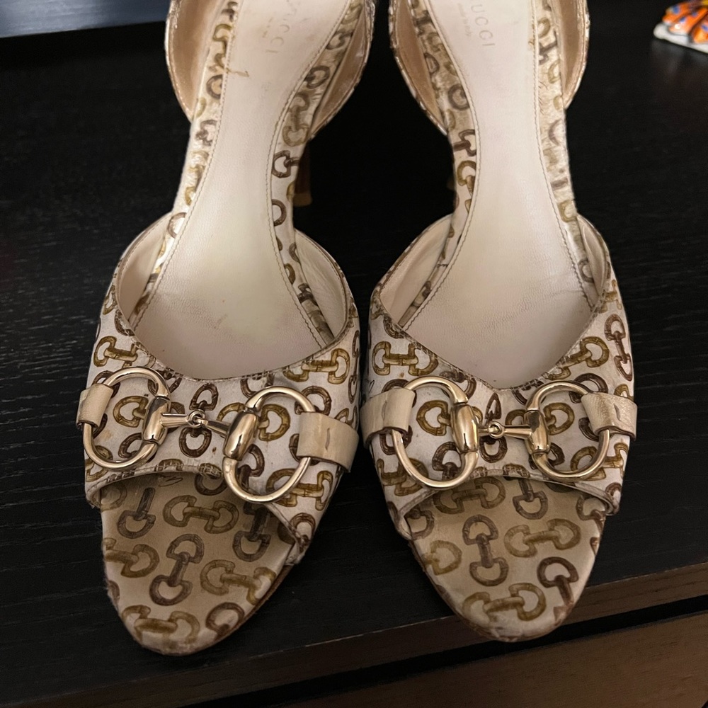 Gucci Guccisimma peep toe shoe. Sz 10B